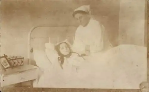 Foto Ak Mädchen im Krankenbett, Krankenschwester
