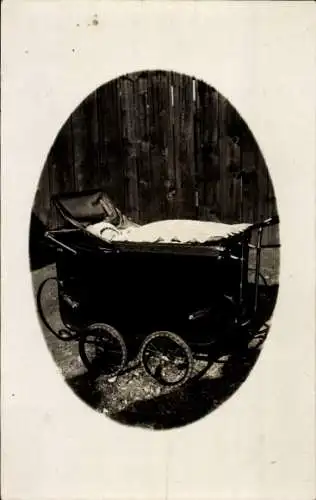 Foto Ak Baby im Kinderwagen