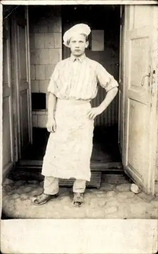 Foto Ak Standportrait von einem jungen Mann, Koch