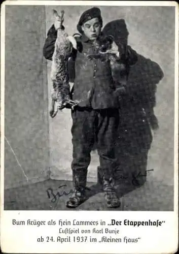 Ak Schauspieler Bum Krüger, Standportrait, Hase, Katze, Autogramm, Rolle Hein Lammers, Etappenhase