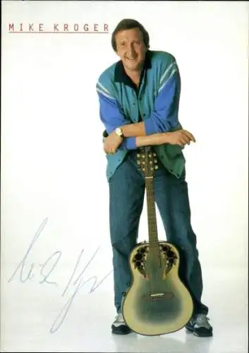 Ak Schauspieler und Sänger Mike Krüger, Portrait mit Gitarre, Autogramm