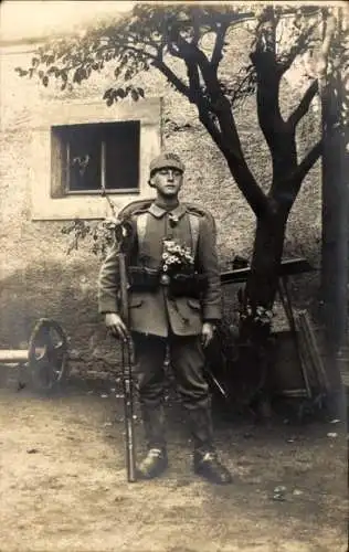 Foto Ak Deutscher Soldat in Uniform, Regiment 102, Standportrait, I WK