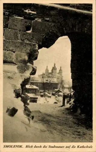 Ak Smolensk Russland, Blick durch die Stadtmauer auf die Kathedrale, Winteransicht
