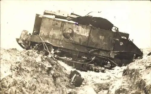 Foto Ak Zerstörter französischer Panzer, I WK