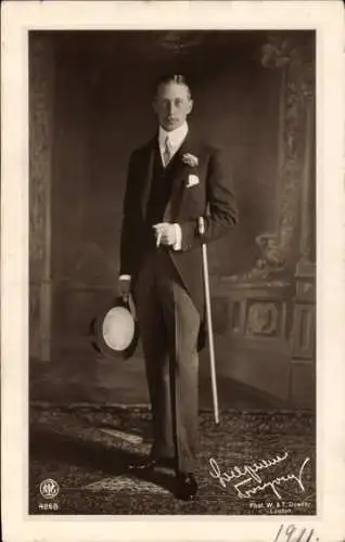 Ak Kronprinz Wilhelm von Preußen, Standportrait im Anzug, Zigarette, NPG 4268