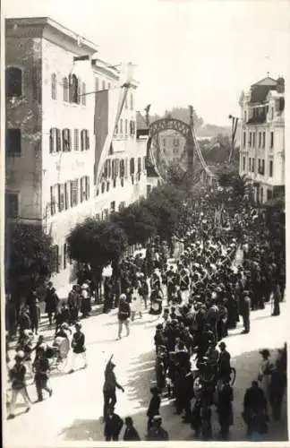 Foto Ak Oberndorf am Lech ?, Straßenpartie, Festumzug, Schützenfest ?