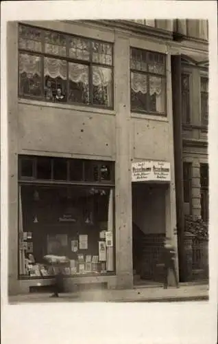 Foto Ak Straßenpartie an einem Geschäft, Buchhandel