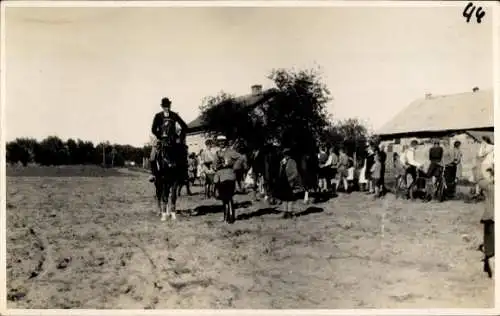 Foto Ak Neustrelitz in Mecklenburg, Straßenpartie, Reiter