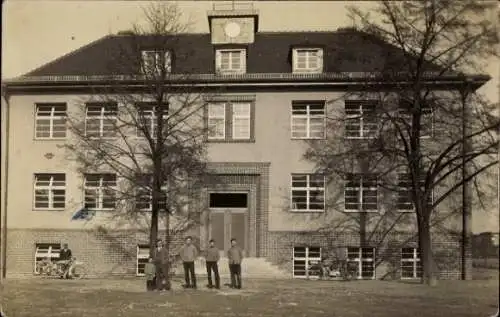 Foto Ak Mölbis Rötha in Sachsen, Jungen vor der Schule
