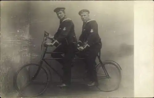 Foto Ak Zwei Matrosen auf einem Tandem, Seeleute in Uniformen