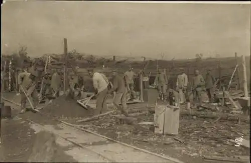 Foto Ak Deutsche Soldaten in Uniformen, Straßenbau