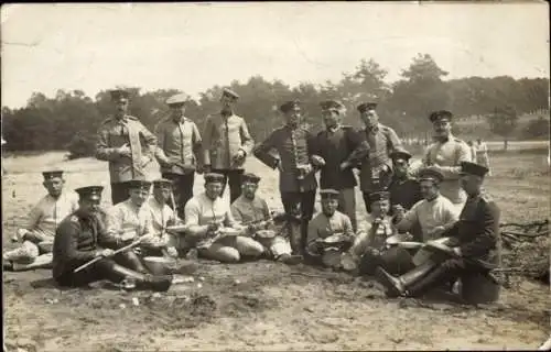 Foto Ak Deutsche Soldaten in Uniformen, Gruppenaufnahme