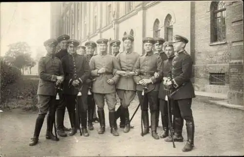 Foto Ak Deutsche Soldaten in Uniformen vor einem Gebäude