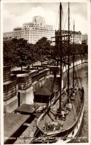 Ak London City England, Thames-Ufer, Shell-Mex-Gebäude, Savoy-Hotel
