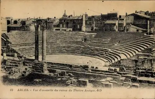 Ak Arles Bouches du Rhône, Vue d'ensemble des ruines du Theatre Antique