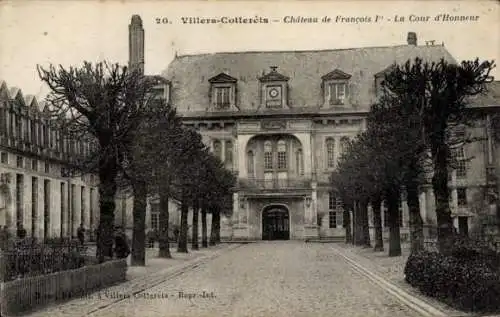 Ak Villers Cotterêts Aisne, Chateau de Francois 1er, La Cour d'Honneur