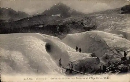Ak Chamonix Mont Blanc Haute Savoie, Grotte du Glacier des Bossons, l'Aiguille du Midi