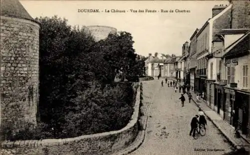 Ak Dourdan Essonne, Le Chateau, Vue des Fosses, Rue de Chartres