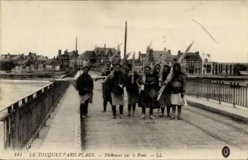 Ak Etaples Pas de Calais, Pecheuses sur le Pont