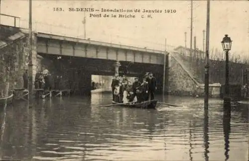 Ak St. Denis Seine-Saint-Denis, Hochwasser Januar 1910, Pont de la Briche, Boot