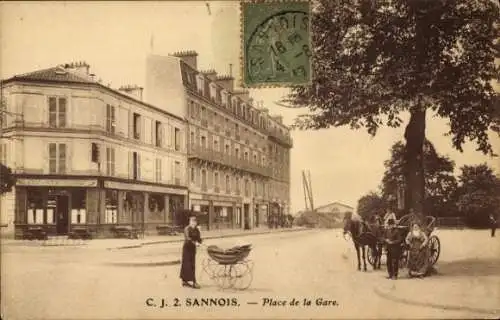 Ak Sannois Val d’Oise, Place de la Gare, Frau mit Kinderwagen