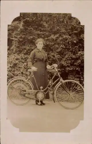 Foto Ak Frau mit Fahrrad, Portrait, Radfahrerin
