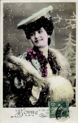 Ak Glückwunsch Neujahr, Frau-Porträt, Muff, Tannenbaum