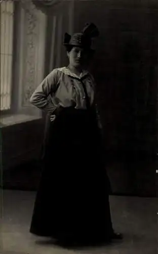 Foto Ak Strasbourg Straßburg Elsass Bas Rhin, Standportrait einer Frau mit Hut