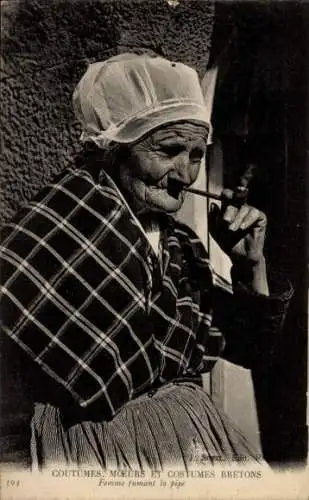 Ak-bretonische Bräuche, Moral und Kostüme, Frau raucht eine Pfeife