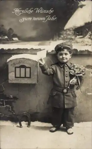 Ak Glückwunsch Neujahr, Junge in Uniform, Postbriefkasten
