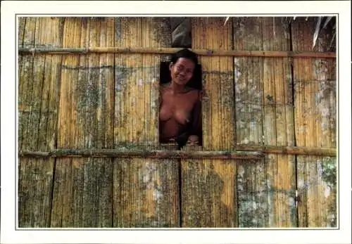 Ak Sarawak Borneo Malaysia, Nackte Frau am Fenster