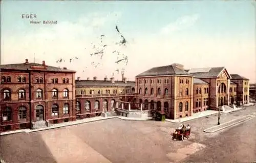 Ak Cheb Eger Reg. Karlsbad, Neuer Bahnhof, Straßenseite, Automobil