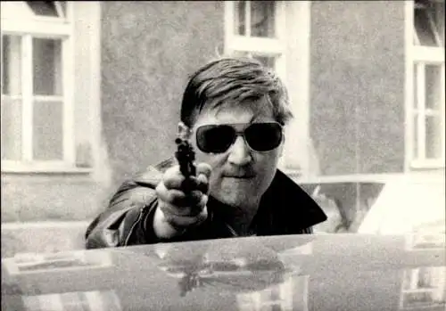 Ak Schauspieler Rainer Werner Fassbinder, Liebe ist kälter als der Tod