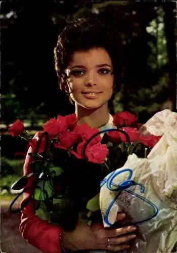 Ak Schauspielerin Uschi Glas, Portrait, Autogramm, Film Hurra, unsere Eltern sind nicht da, Rosen