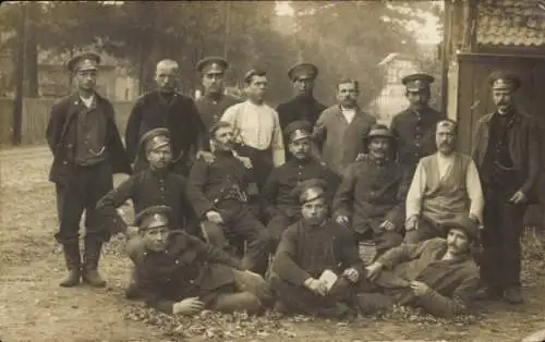 Foto Ak Männer in Militäruniformen, Zivilisten, Kaiserzeit