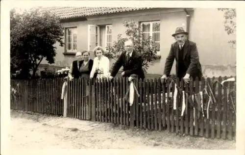 Foto Ak Seesen am Harz, Fest, Menschen am Zaun, Jahr 1957