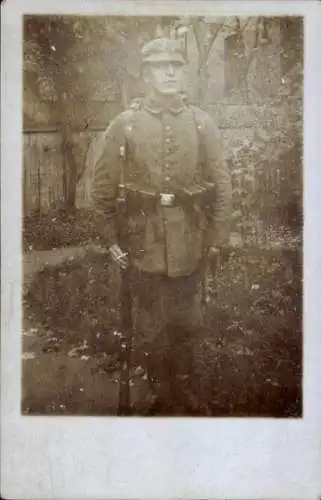 Foto Ak Deutscher Soldat in Uniform, Gewehr, Pickelhaube, Kaiserzeit