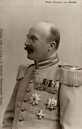 Ak Prinz Eduard von Anhalt, Portrait in Uniform, Orden