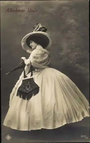 Ak Allerletzte Mode, Eleante Dame, Hut, Handtasche