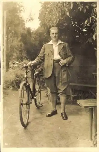 Foto Ak Mann mit einem Fahrrad, Portrait
