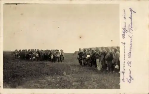 Foto Ak Saint Clement Frankreich, Kriegsgefangene Russen im Lager, I WK