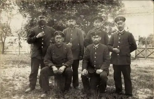 Foto Ak Männer in Uniformen, Eisenbahner, Gruppenaufnahme