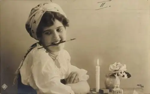 Ak Frau mit Füller im Mund, Portrait