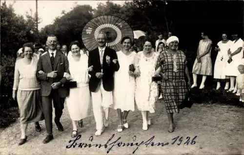 Foto Ak Gruppenaufnahme von Männernund Frauen 1926