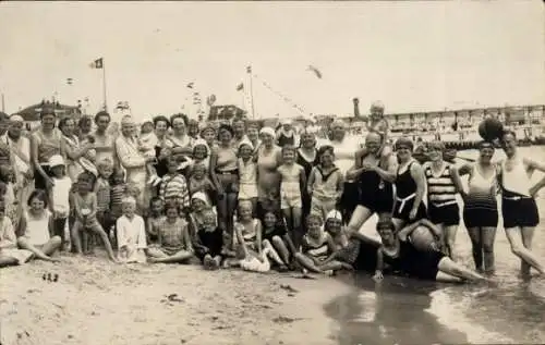 Foto Ak Ostseebad Kellenhusen in Holstein, Personen in Badeanzügen am Strand, Gruppenaufnahme