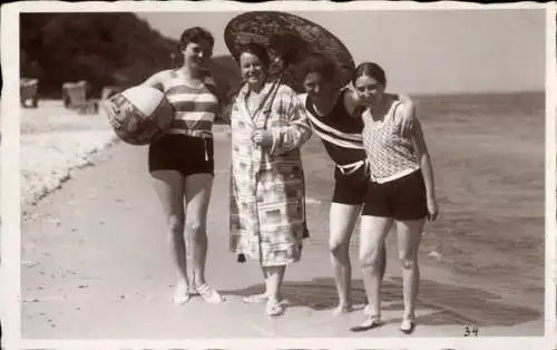 Foto Ak Ostseebad Sellin auf Rügen, Frauen in Badeanzügen am Strand