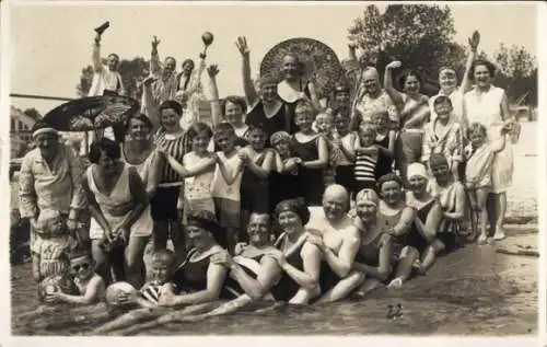 Foto Ak Personen in Badeanzügen am Strand, Gruppenaufnahme