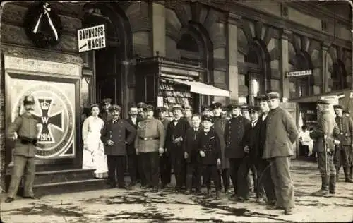 Foto Ak Trier an der Mosel, Deutsche Soldaten in Uniformen, Bahnhofs-Wache, Polizist