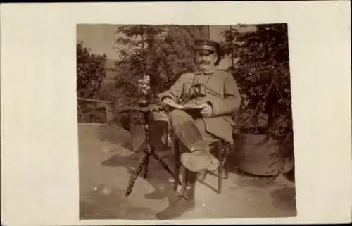 Foto Ak Deutscher Soldat in Uniform mit Feldstecher, Portrait, I WK