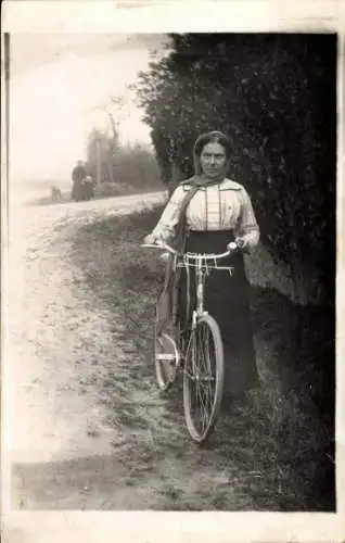 Foto Ak Frau mit Fahrrad, Portrait, Radfahrerin